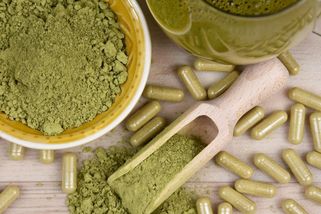 Kratom není žádná nevinná bylinka. Dospívající mu propadnou rychle - Seznam Zprávy